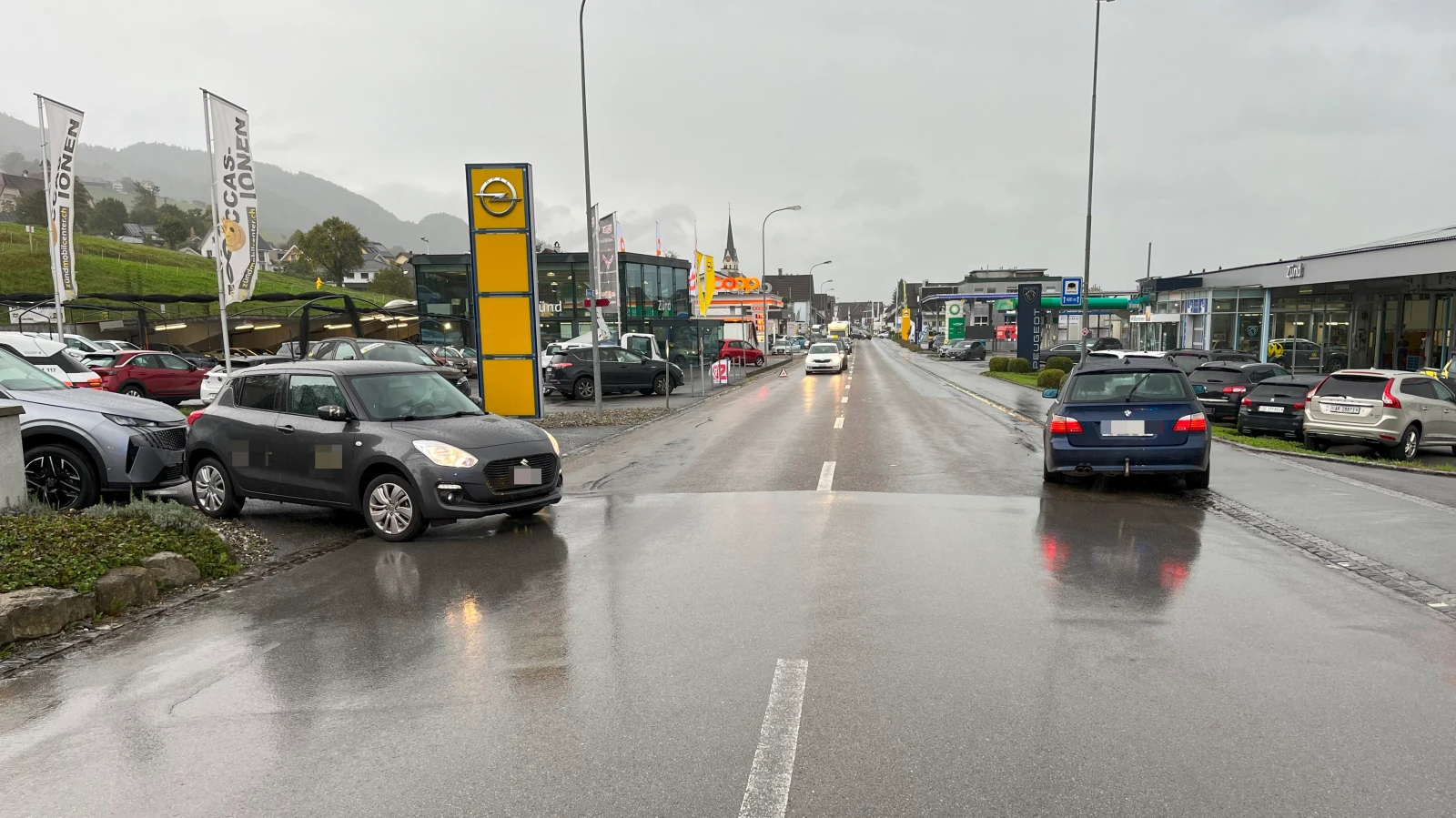 Verkehrsunfall zwischen zwei Autos in Lüchingen, © Kantonspolizei St. Gallen Verkehrsunfall zwischen zwei Autos in Lüchingen, © Kantonspolizei St. Gallen