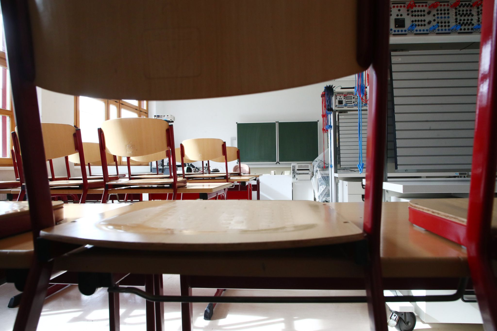 Stühle stehen in einem leeren Klassenzimmer in der Staatlichen Berufsbildenden Schule in Sonneberg auf den Tischen.