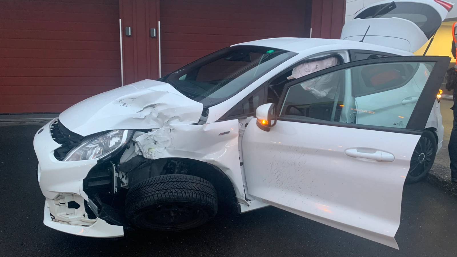 Kollision zwischen Auto und Bus ohne Verletzte, © Landespolizei Kollision zwischen Auto und Bus ohne Verletzte, © Landespolizei