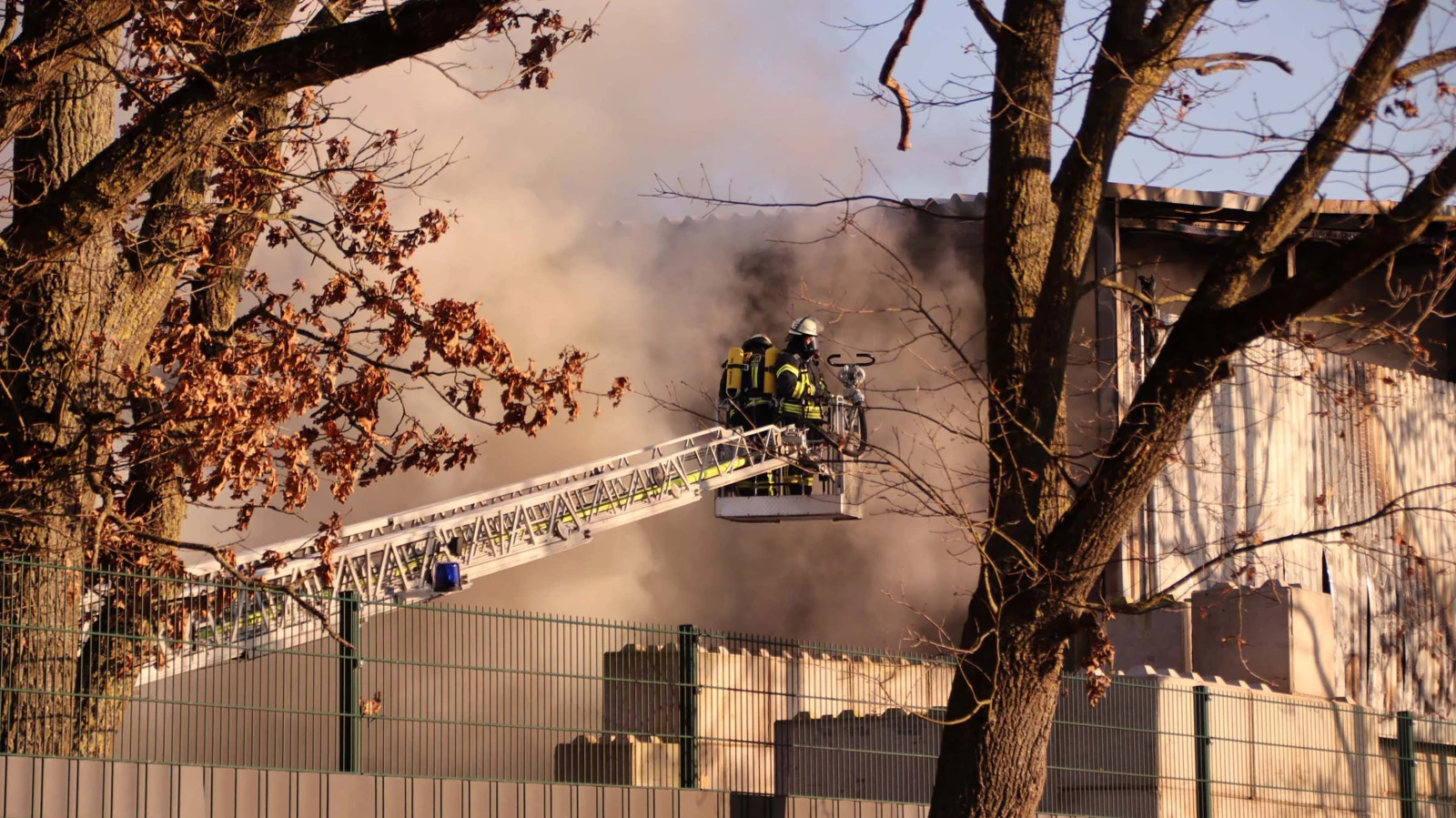 Koblenz: Eski Bira Fabrikasında Kundaklama, © Ralf Drefin/dpa Koblenz: Eski Bira Fabrikasında Kundaklama, © Ralf Drefin/dpa