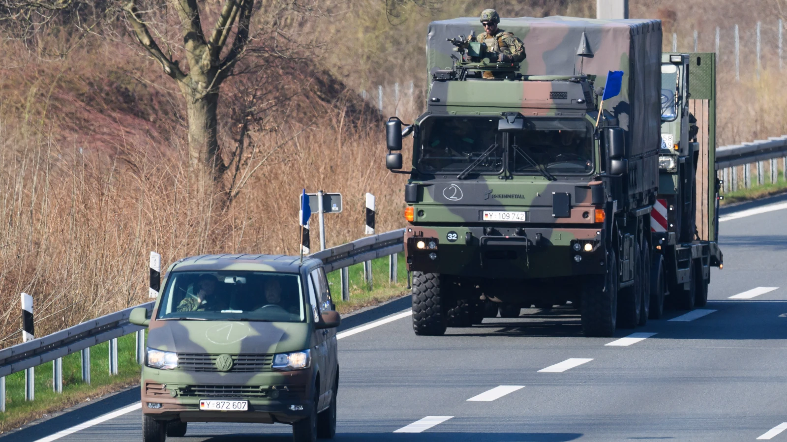 Almanya’da Zorunlu Askerlik Geri Dönüyor mu? İki Model Masada, © Julian Stratenschulte/dpa Almanya’da Zorunlu Askerlik Geri Dönüyor mu? İki Model Masada, © Julian Stratenschulte/dpa