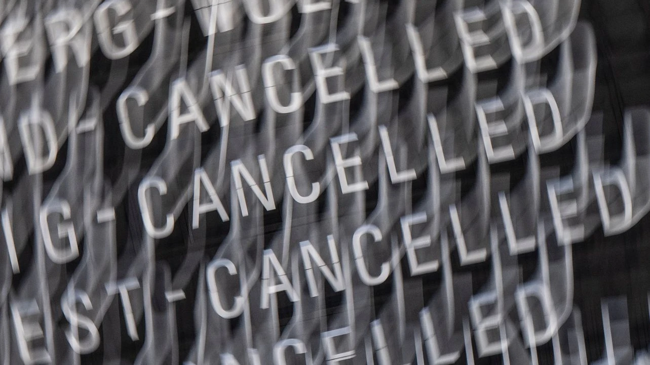 Frankfurt’ta Kış Etkisini Gösterdi: Çok Sayıda Uçuş Ertelendi!, © Boris Roessler/dpa Frankfurt’ta Kış Etkisini Gösterdi: Çok Sayıda Uçuş Ertelendi!, © Boris Roessler/dpa