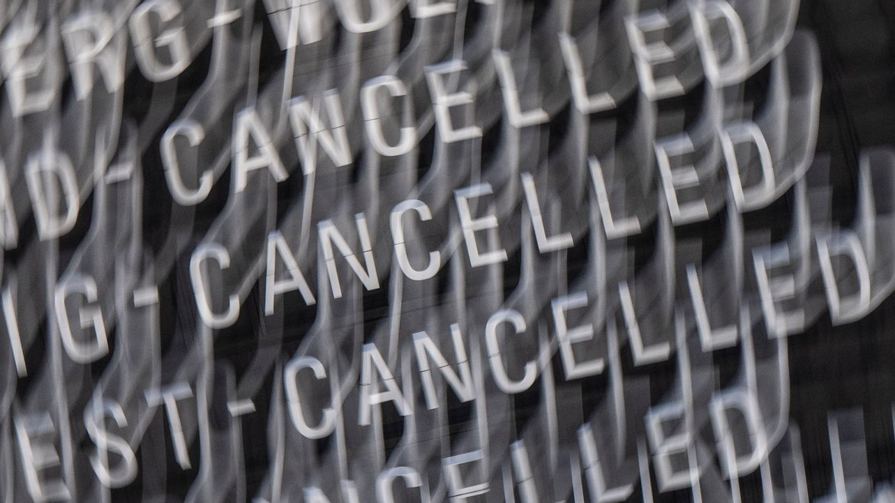 Frankfurt’ta Kış Etkisini Gösterdi: Çok Sayıda Uçuş Ertelendi!, © Boris Roessler/dpa