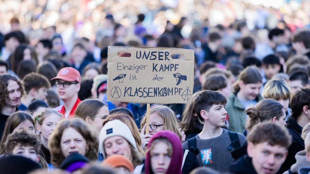 Öğrenciler Askerliğe Karşı Sokaklara Çıktı!, © Christoph Soeder/dpa Öğrenciler Askerliğe Karşı Sokaklara Çıktı!, © Christoph Soeder/dpa