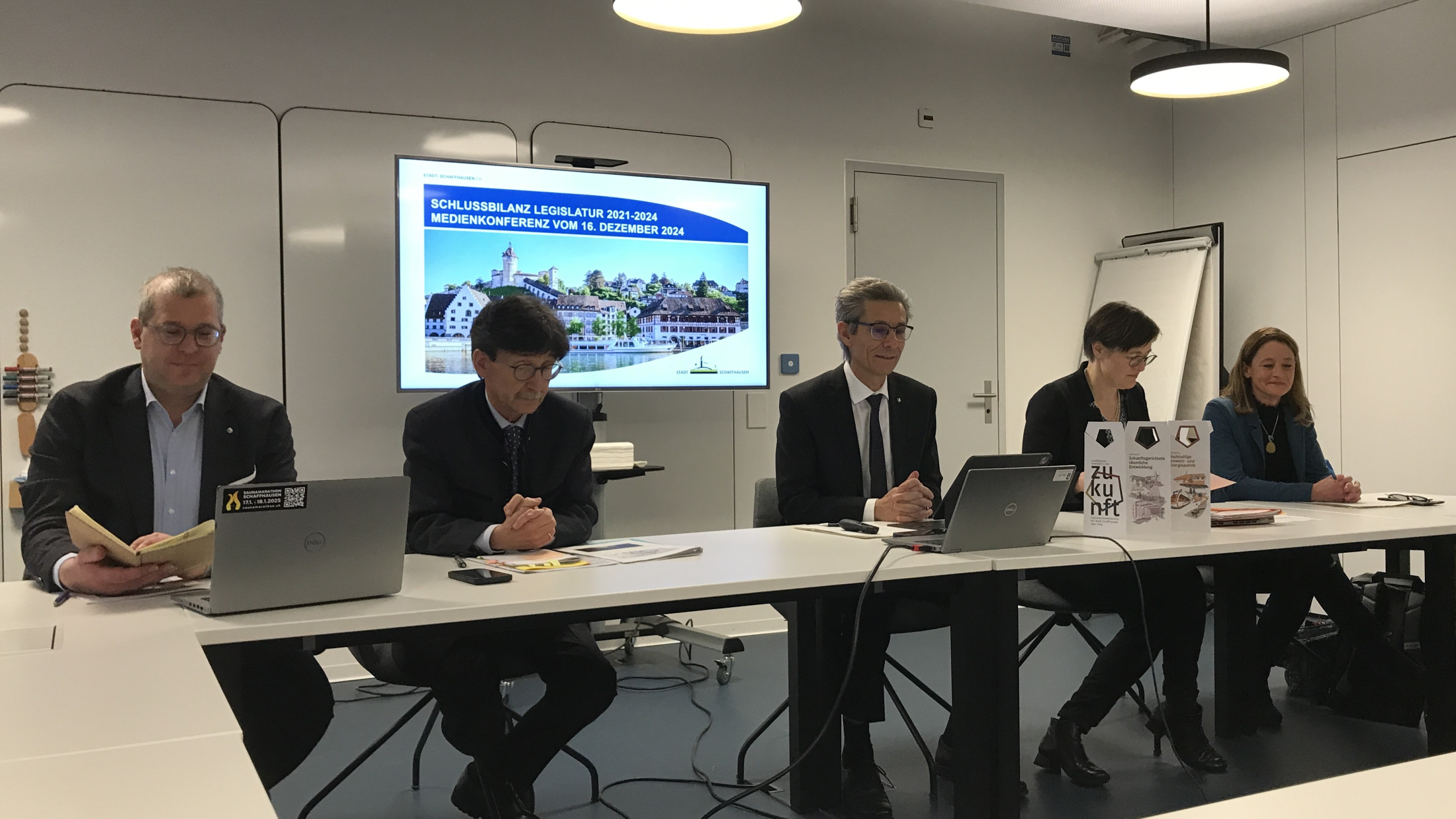 © von links: Daniel Preisig, Raphaël Rohner, Peter Neukomm, Katrin Bernath, Christine Thommen. Bild: Radio Munot