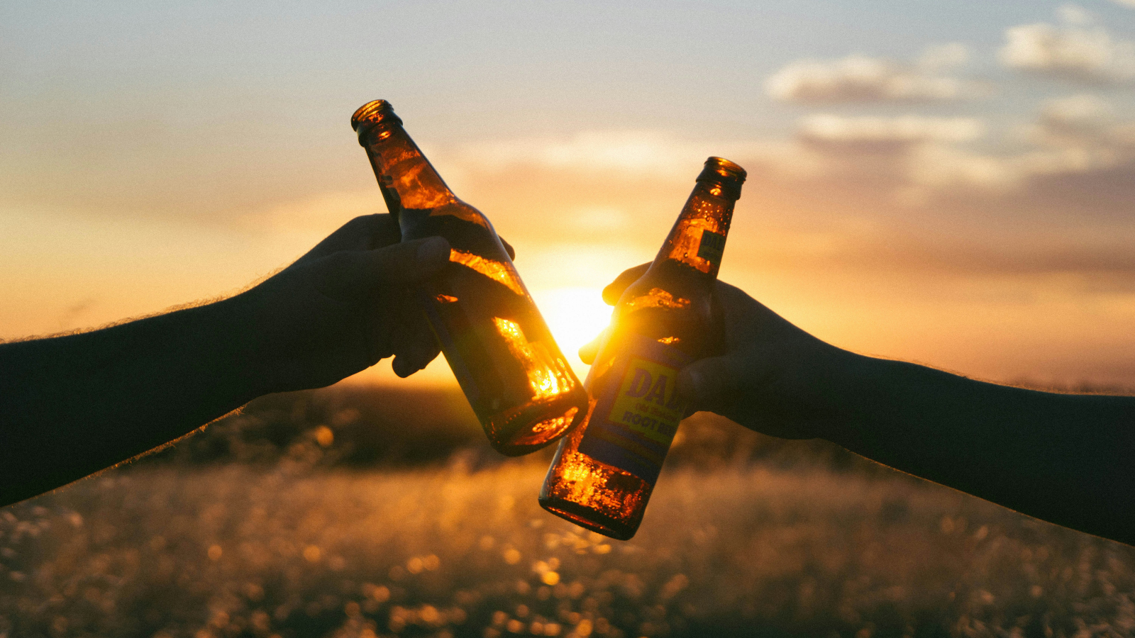 Jugendliche gelangen immer noch illegal an Alkohol, © Unsplash/Wil Stewart
