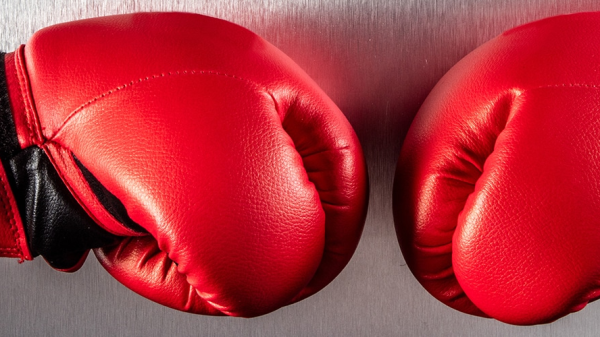 zwei Boxhandschuhe, © Shutterstock