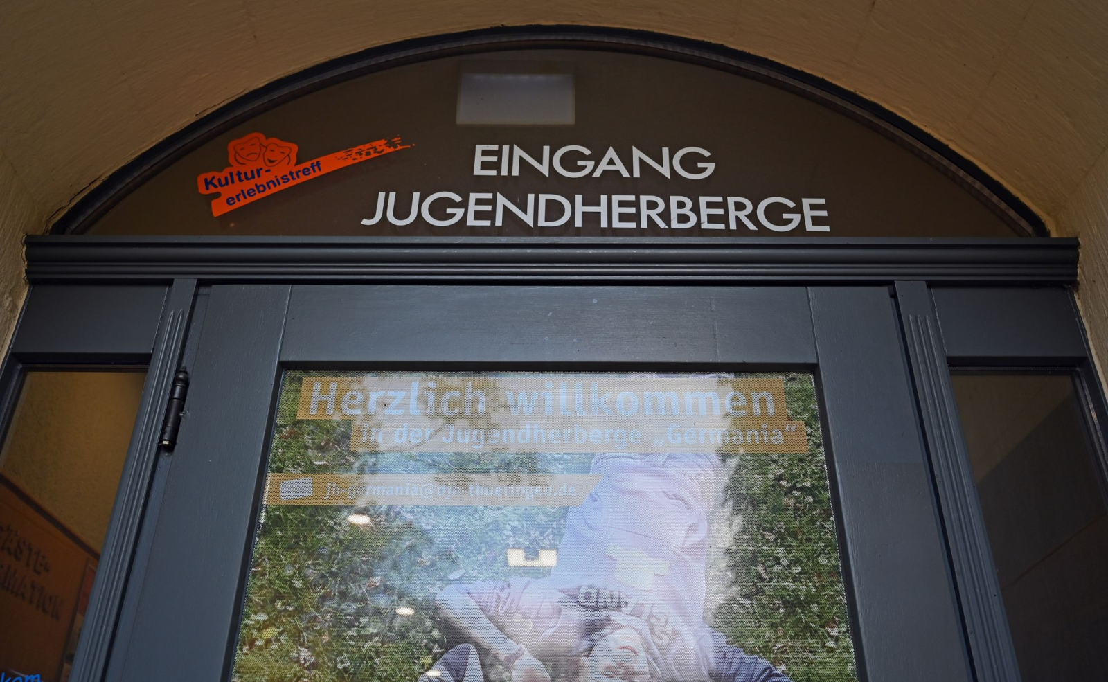 «Eingang Jugendherberge» steht über der Tür zur Jugendherberge «Germania».