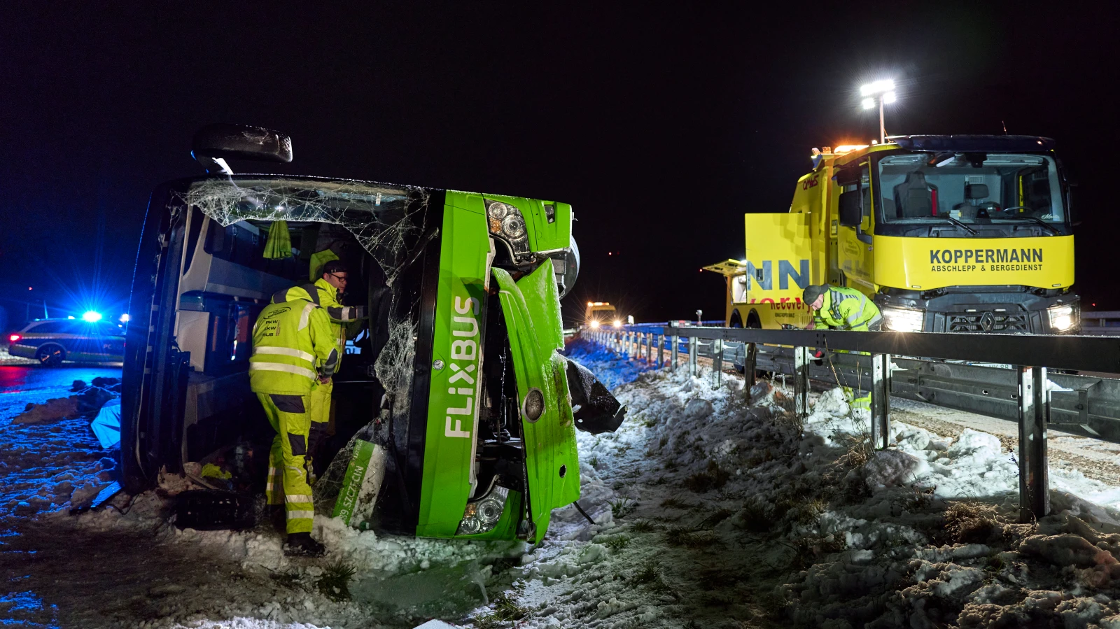 A11’de Otobüs Devrildi. 2 Kişi Öldü. 11 Kişi Yaralandı!, © dpa A11’de Otobüs Devrildi. 2 Kişi Öldü. 11 Kişi Yaralandı!, © dpa