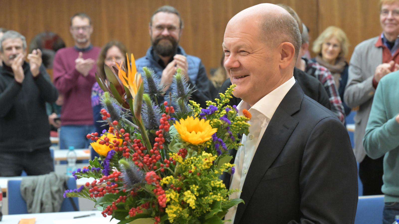 NRW’de Seçim Kampanyaları: Scholz ve Merz Sahada, © dpa