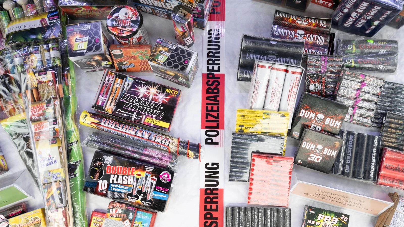 Berlin ve Brandenburg’da konteynerlerden yüklü miktarda havai fişek hırsızlığı, © Sebastian Kahnert/dpa Berlin ve Brandenburg’da konteynerlerden yüklü miktarda havai fişek hırsızlığı, © Sebastian Kahnert/dpa