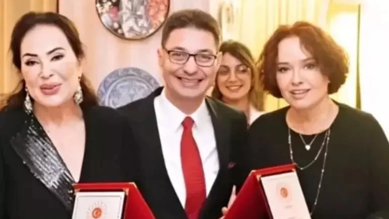 Münih’te Türkan Şoray ve Müjde Ar Rüzgarı!, © Hürriyet Münih’te Türkan Şoray ve Müjde Ar Rüzgarı!, © Hürriyet