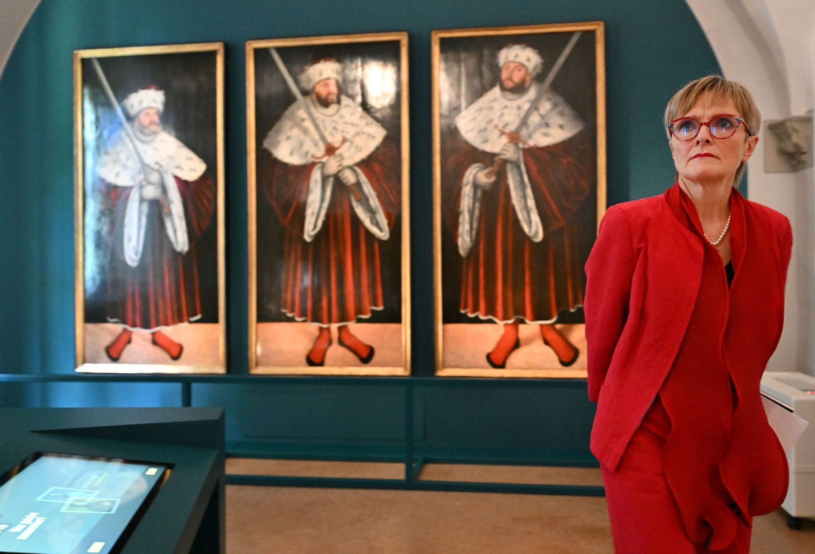 Ulrike Lorenz, Präsidentin der Klassik Stiftung Weimar, besucht Cranachs Ausstellung.