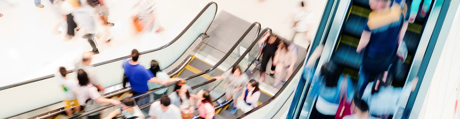 Menschen auf Rolltreppen , © shutterstock