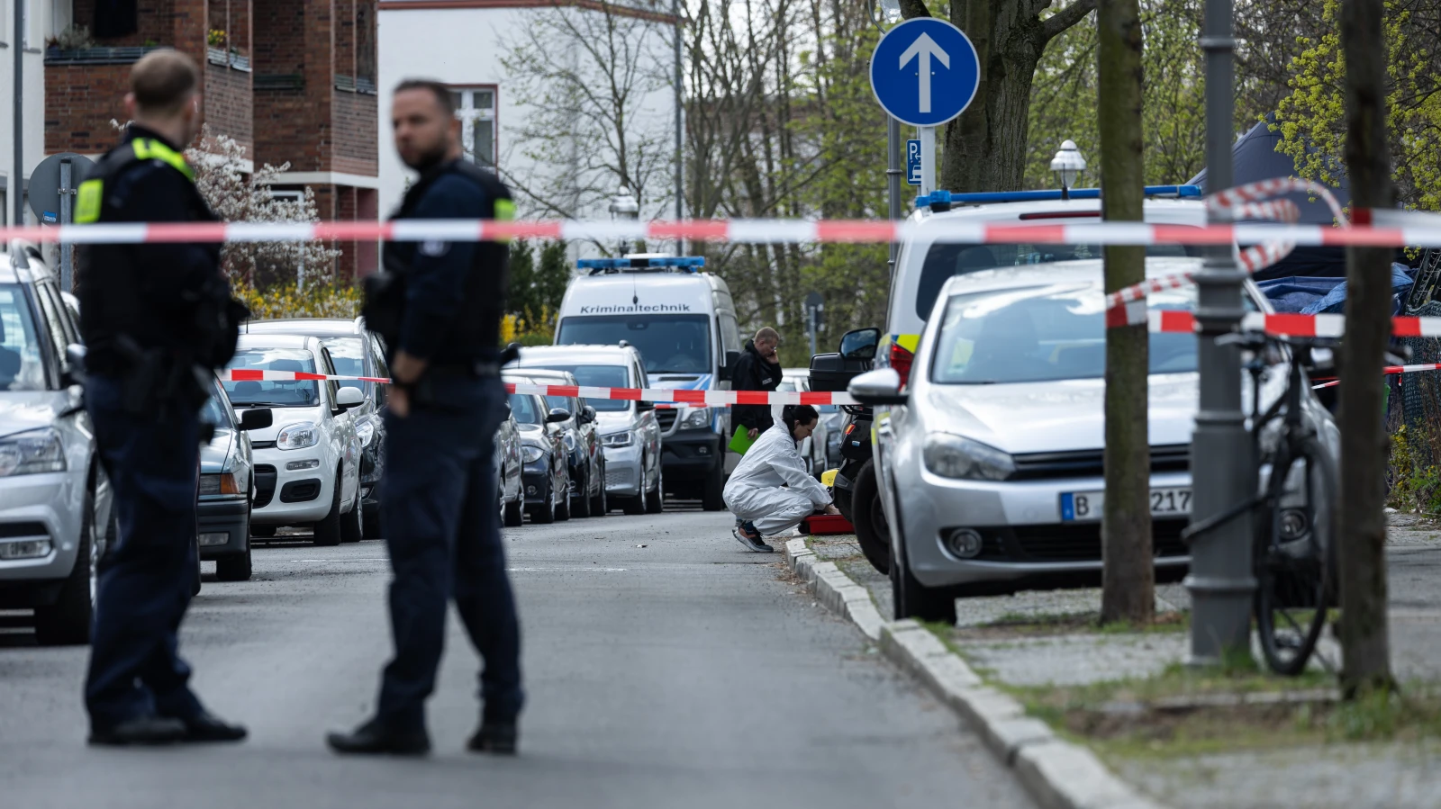Berlin-Reinickendorf’da Kaldırımda Cinayet: Bir Kişi Öldürüldü, Çok Sayıda Gözaltı, © Hannes P. Albert/dpa Berlin-Reinickendorf’da Kaldırımda Cinayet: Bir Kişi Öldürüldü, Çok Sayıda Gözaltı, © Hannes P. Albert/dpa
