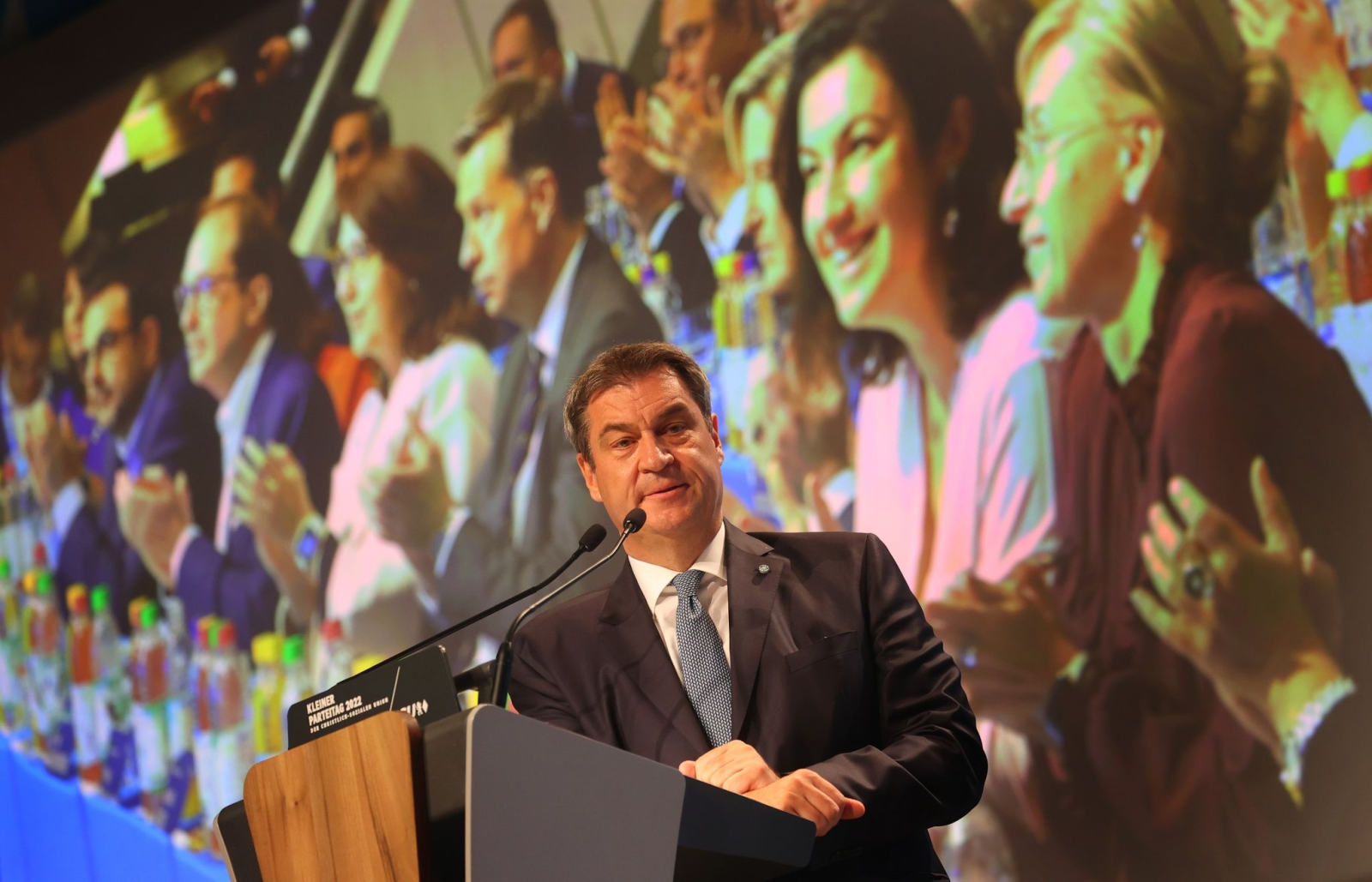 Markus Söder, Parteivorsitzender der CSU, steht während einer Rede auf der Bühne.