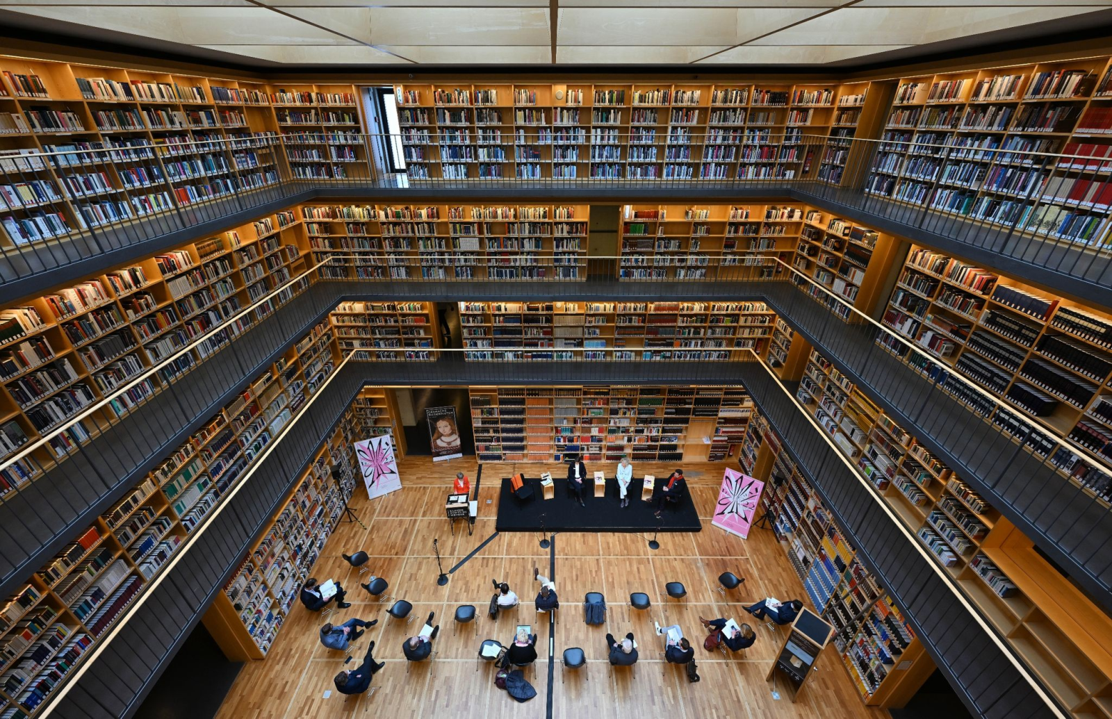 Die Pressekonferenz der Klassik Stiftung Weimar tagt im Studienzentrum der Herzogin Anna Amalia Bibliothek.