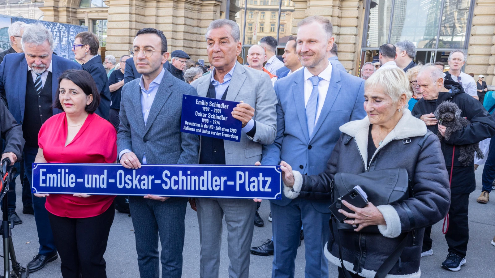 Frankfurt’ta Önemli İsimlere Vefa: Ana Tren Garı Önü "Emilie ve Oskar Schindler Meydanı" Oldu, © Frankfurt am Main Belediyesi, Fotoğraf: Martin Leissl Frankfurt’ta Önemli İsimlere Vefa: Ana Tren Garı Önü "Emilie ve Oskar Schindler Meydanı" Oldu, © Frankfurt am Main Belediyesi, Fotoğraf: Martin Leissl