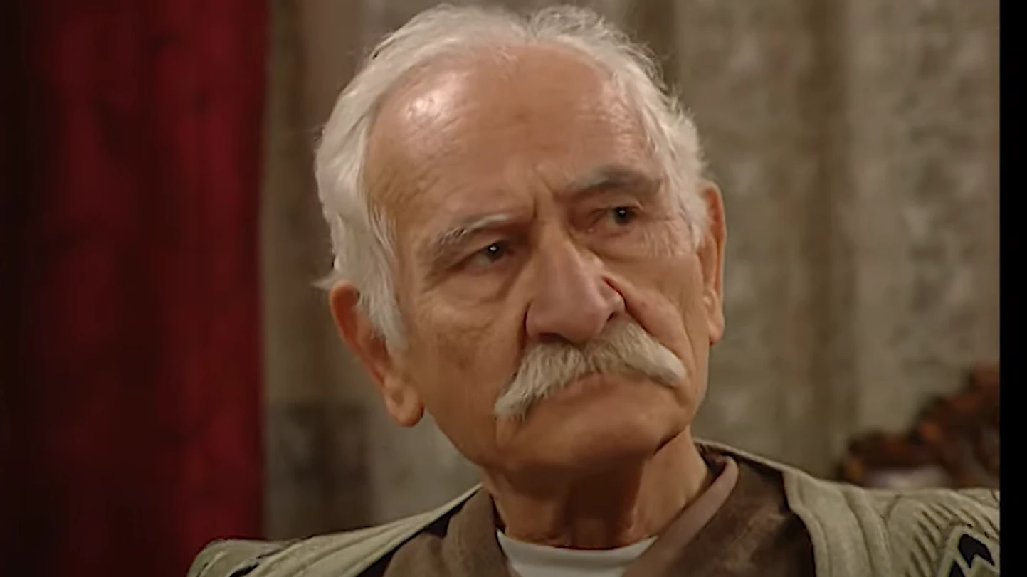 'Yabancı Damat'ın 'Memik Dede'si Arif Erkin Güzelbeyoğlu Hayatını Kaybetti, © Erler Film / Youtube 'Yabancı Damat'ın 'Memik Dede'si Arif Erkin Güzelbeyoğlu Hayatını Kaybetti, © Erler Film / Youtube