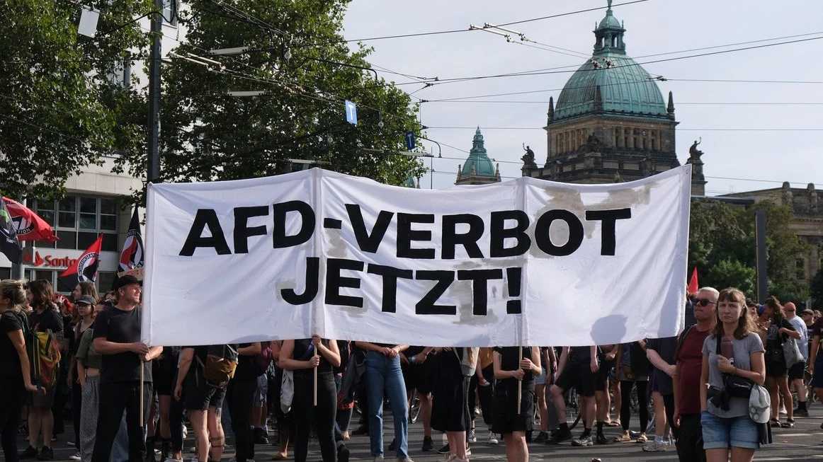 Leonberg’de AfD Etkinliğine Karşı Protesto Gösterisi Düzenlendi, © dpa Leonberg’de AfD Etkinliğine Karşı Protesto Gösterisi Düzenlendi, © dpa