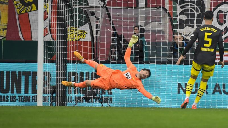 Schweizer BVB-Keeper Kobel fällt aus, © imago images/Jan Huebner