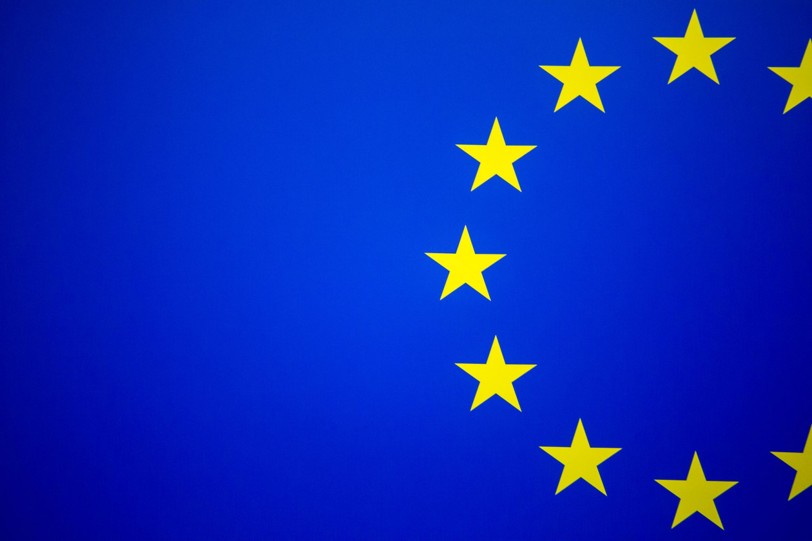 Einige Sterne der Europäischen Flagge auf einer Flagge der Europäischen Union.