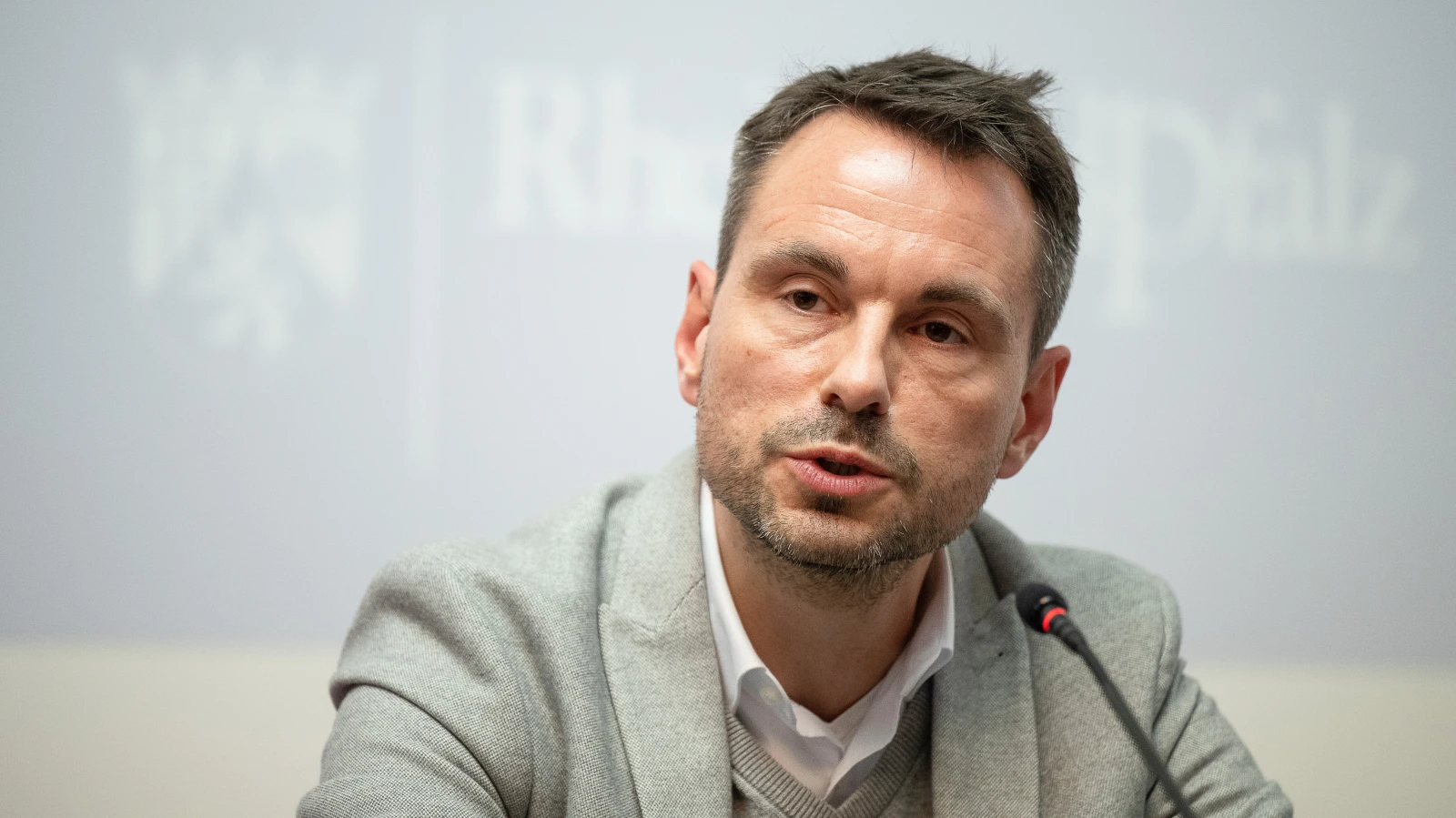 Koblenz Oberbürgermeisteri David Langner görevine devam ediyor, © Sebastian Gollnow/dpa Koblenz Oberbürgermeisteri David Langner görevine devam ediyor, © Sebastian Gollnow/dpa