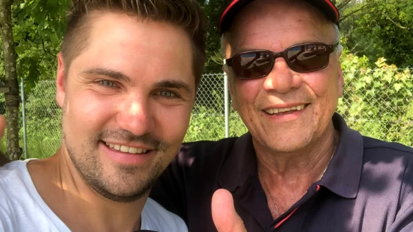 Max hat immer Kaffee und eine Wäie für seine Schwümbi-Family dabei Max hat immer Kaffee und eine Wäie für seine Schwümbi-Family dabei