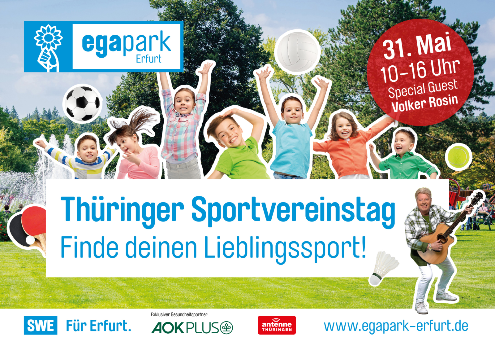 Das Bild zeigt eine farbenfrohe Werbegrafik für den „Thüringer Sportvereinstag“ im egapark Erfurt. Im oberen Teil springen sieben fröhliche Kinder vor einer grünen Parkkulisse in die Luft – begleitet von Sportbällen wie Fußball, Volleyball, Tennisball und Tischtennisschlägern. Rechts oben steht in einem roten Kreis der Veranstaltungshinweis: „31. Mai, 10–16 Uhr, Special Guest: Volker Rosin“. Im unteren Bereich der Grafik befindet sich ein großer Text mit dem Titel „Thüringer Sportvereinstag – Finde deinen Lieblingssport!“. Auf der rechten Seite ist der Sänger Volker Rosin mit Gitarre abgebildet. Logos von Sponsoren (SWE, AOK Plus, Antenne Thüringen) und die Website „www.egapark-erfurt.de“ runden das Bild ab. Die gesamte Darstellung ist bunt, fröhlich und einladend gestaltet.