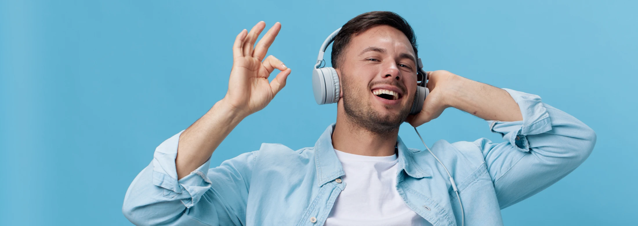 Happy Mann mit Kopfhörern, © Shutterstock Happy Mann mit Kopfhörern, © Shutterstock