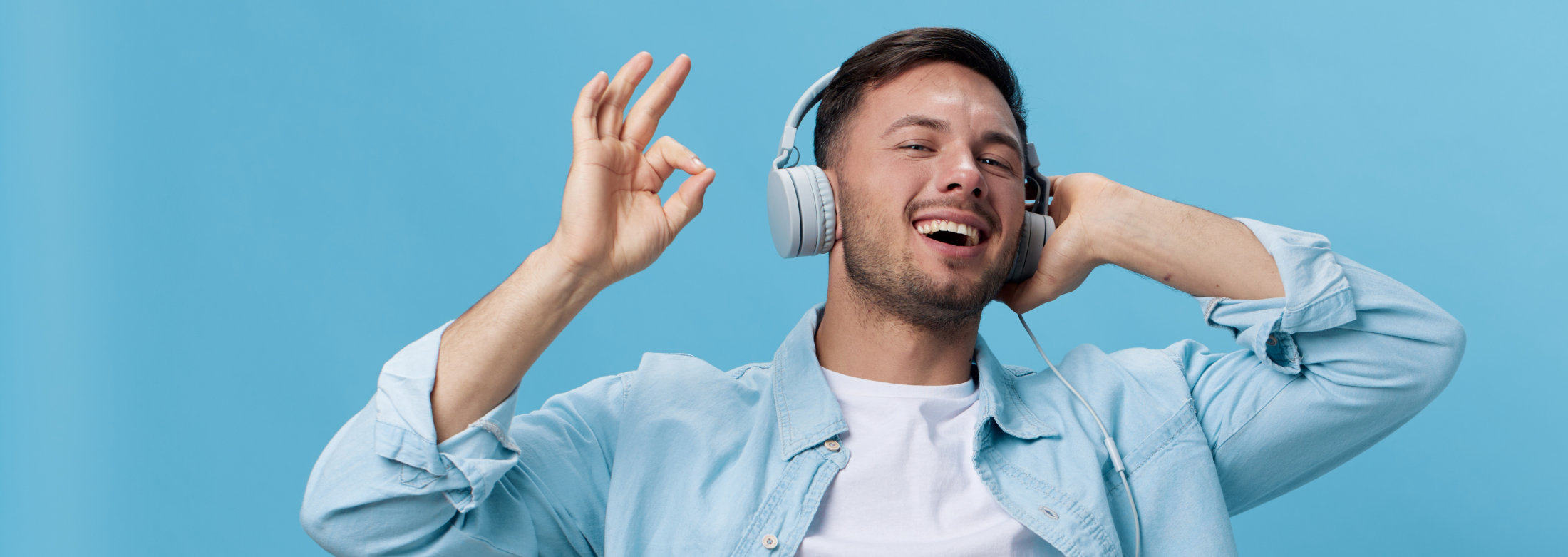 Happy Mann mit Kopfhörern, © Shutterstock