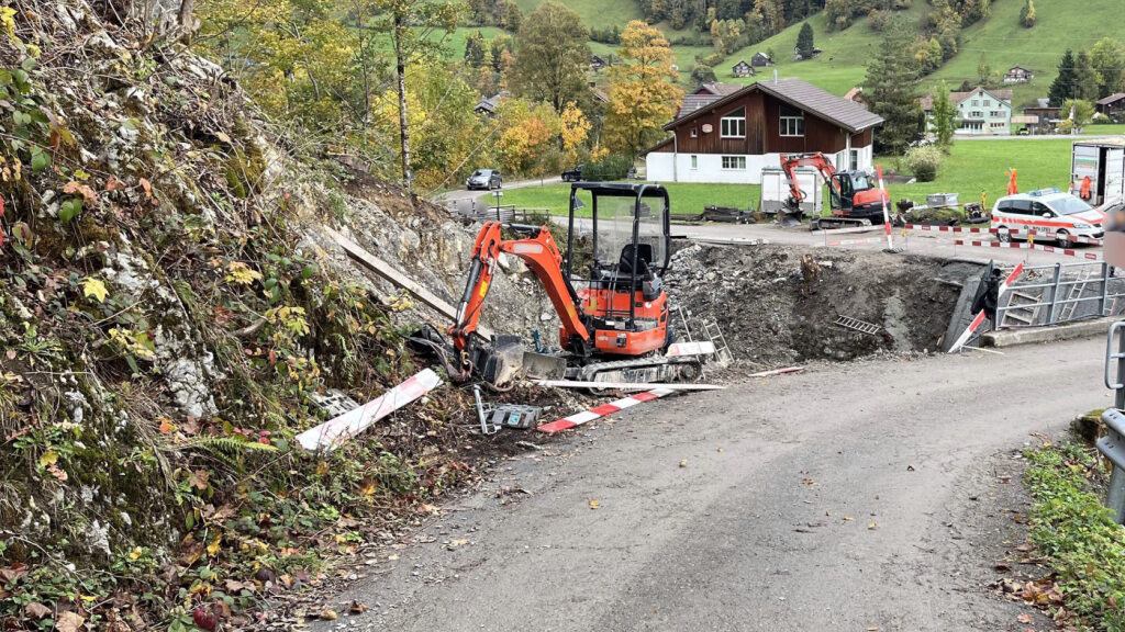 Mann stürzt mit Motorkarren in Alt St. Johann SG in einen Bach, © Kantonspolizei St. Gallen