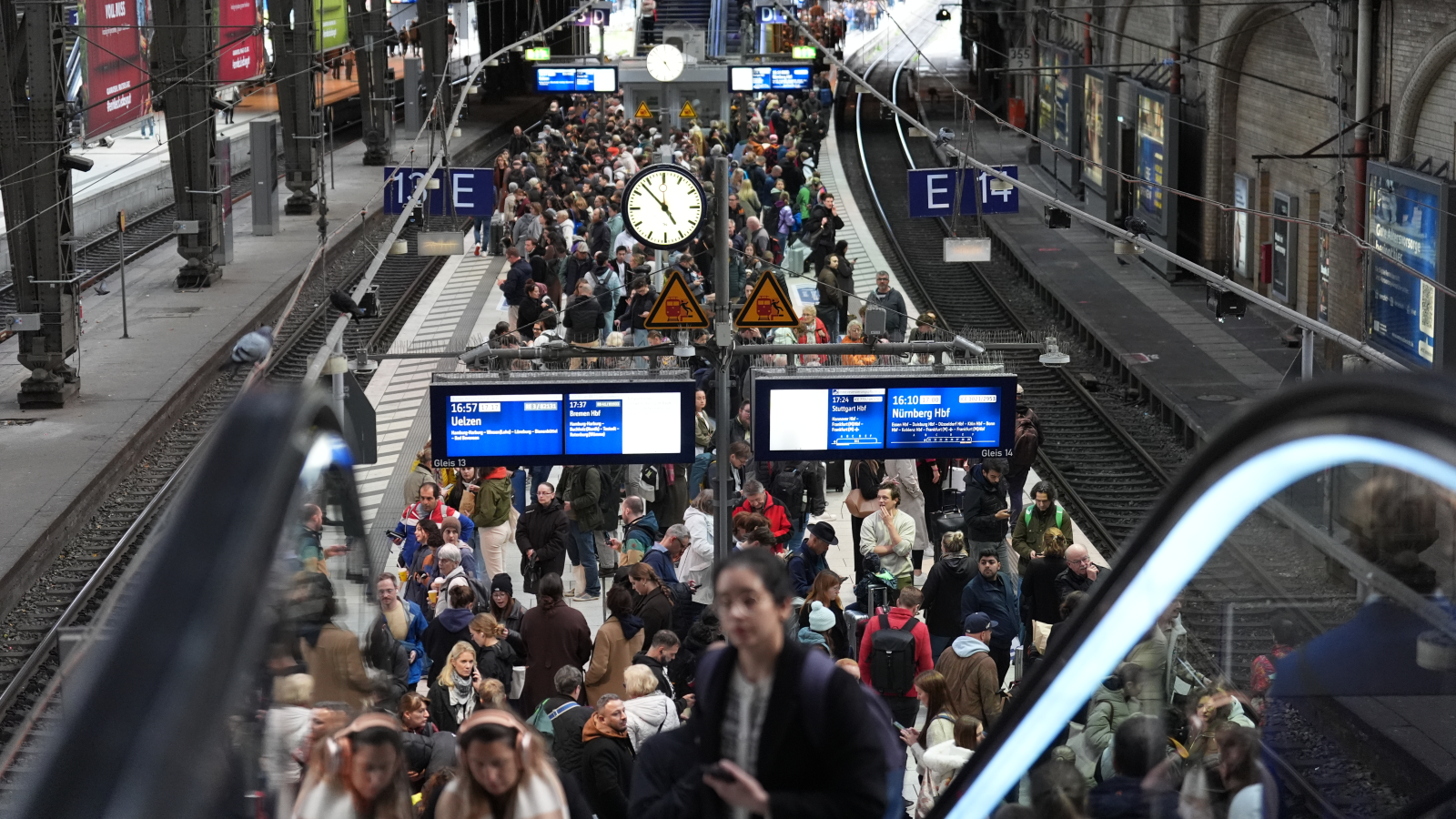 Hamburg Merkez İstasyonu’nda kablo arızası: Ulaşımda büyük aksama, © Marcus Brandt/dpa