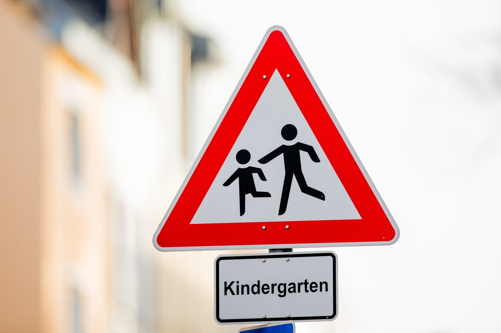 Ein Verkehrsschild mit dem Hinweis «Kindergarten» steht vor einer Kindertagesstätte.