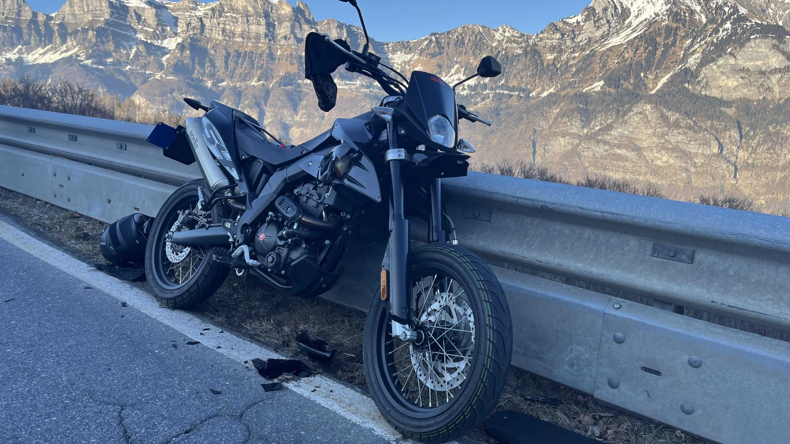 Motorrad gerät in Flums auf Gegenfahrbahn, © Kapo SG Motorrad gerät in Flums auf Gegenfahrbahn, © Kapo SG