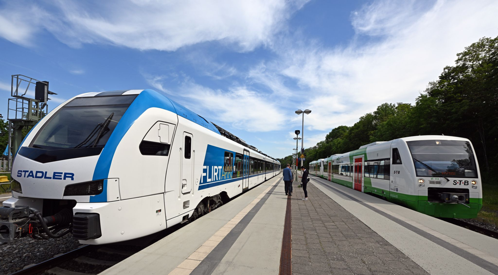 Fahren rein elektrisch: Der Schweizer Eisenbahnbauer Stadler soll 19 Akku-Züge für das Mittelthüringer Schienennetz liefern. (Archivfoto), © Martin Schutt/dpa