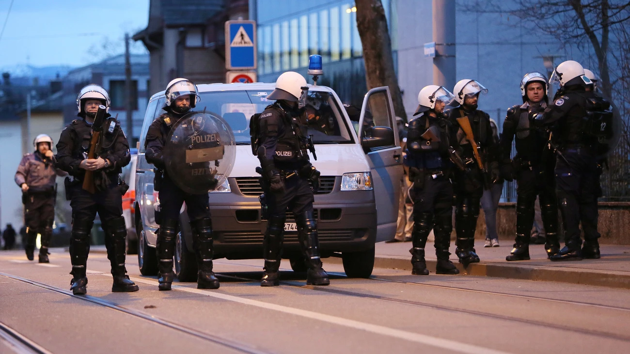 Polizei setzt wegen Eishockey-Fans Gummischrot ein, © Keystone-SDA Polizei setzt wegen Eishockey-Fans Gummischrot ein, © Keystone-SDA