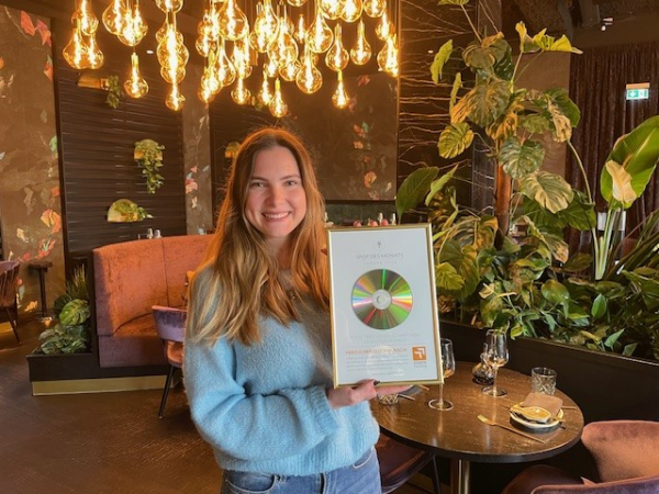 Shari Hartfiel, Grafik & Marketing mit Urkunde, © more Marketing