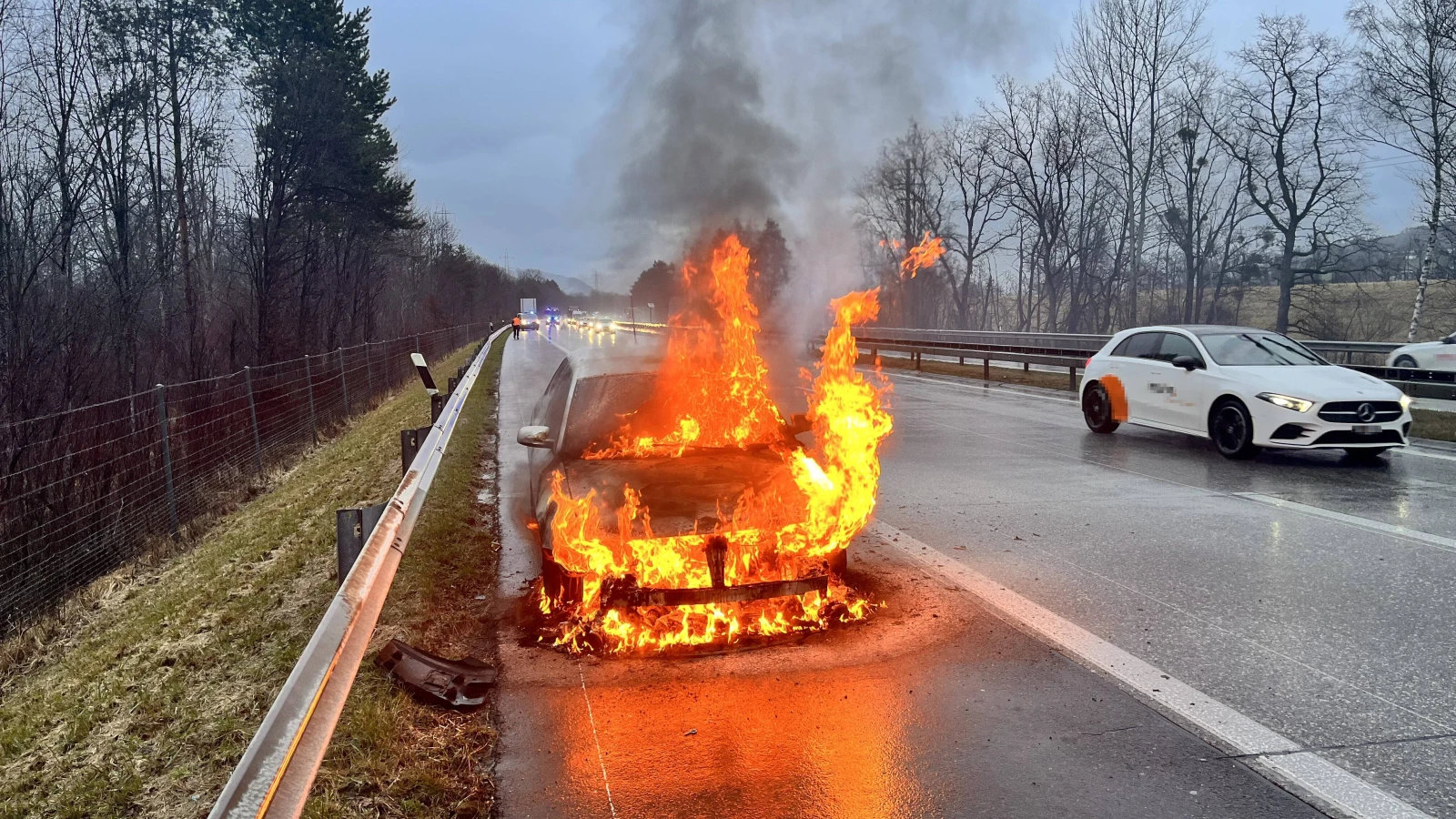 Brand von Auto auf Autobahn bei Haag, © kapo sg Brand von Auto auf Autobahn bei Haag, © kapo sg