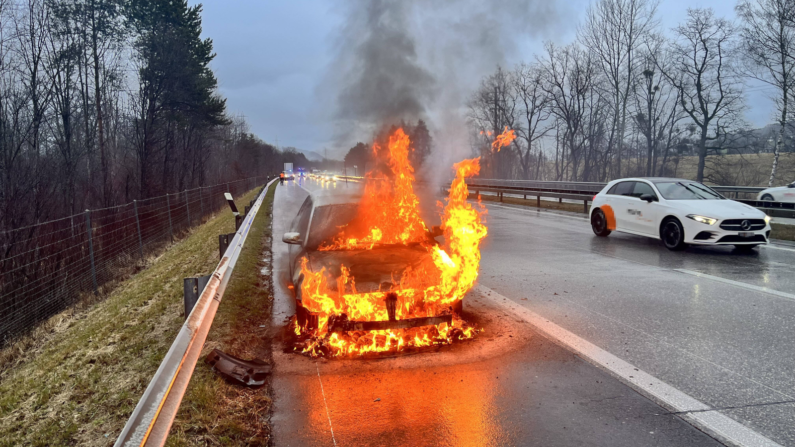 Brand von Auto auf Autobahn bei Haag, © kapo sg