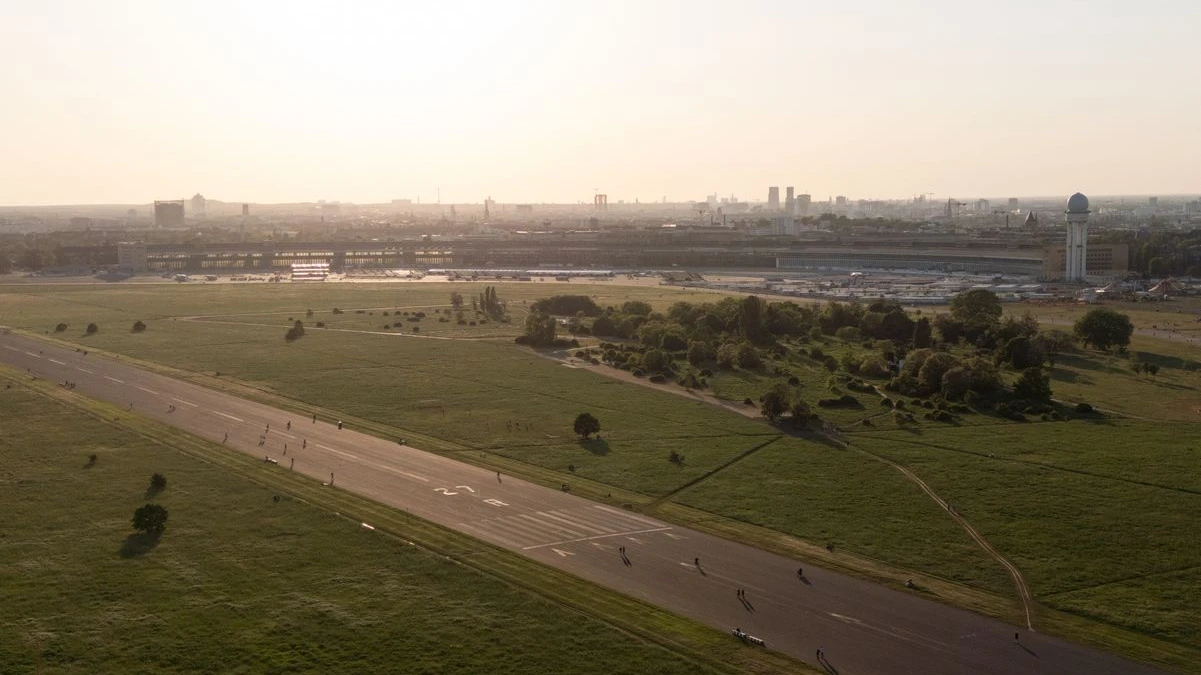 Tempelhofer Feld’de konteyner konutlara “süre sınırsız” onayı!, © Sebastian Gollnow/dpa Tempelhofer Feld’de konteyner konutlara “süre sınırsız” onayı!, © Sebastian Gollnow/dpa