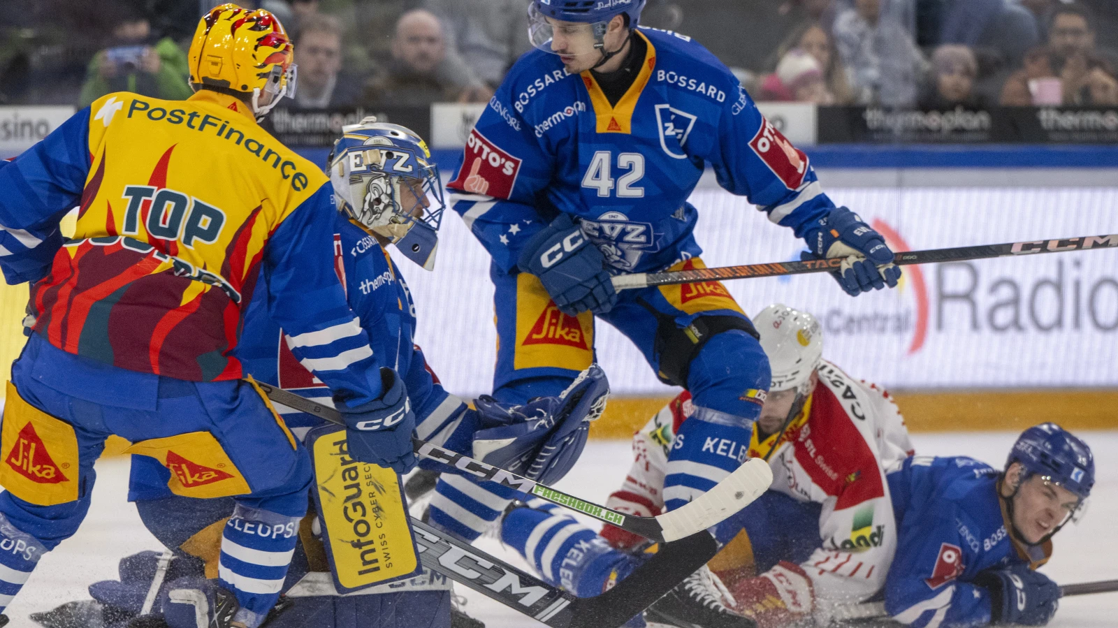 Zug bezwingt Biel souverän, © KEYSTONE URS FLUEELER Zug bezwingt Biel souverän, © KEYSTONE URS FLUEELER