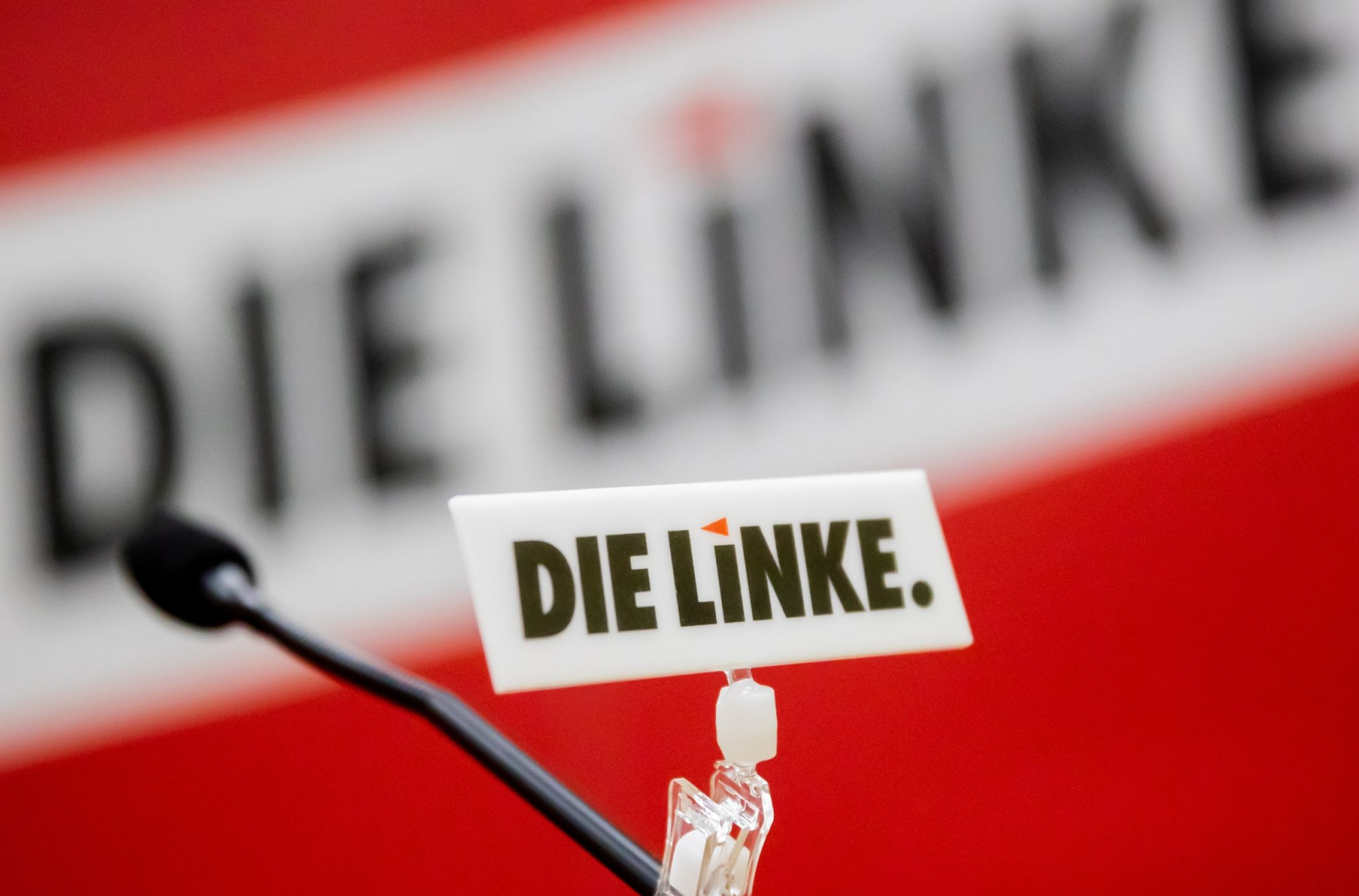Das Logo der Partei Die Linke ist bei einem Sonderparteitag der Berliner Linken an einem Mikrophon zu sehen.