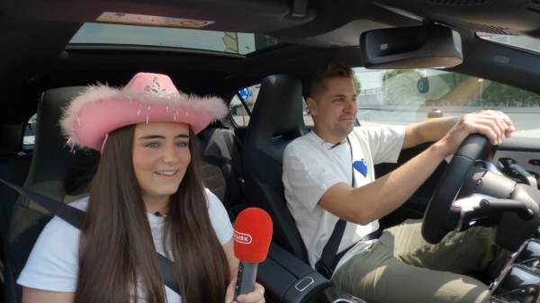 Yara singt sich beim «Car-aoke» mit «Before He Cheats» in Fahrt, © Basilisk Yara singt sich beim «Car-aoke» mit «Before He Cheats» in Fahrt, © Basilisk