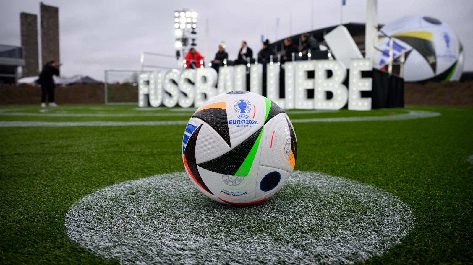 UEFA Avrupa Şampiyonası Biletleri Bugün Satışta!, © dpa UEFA Avrupa Şampiyonası Biletleri Bugün Satışta!, © dpa