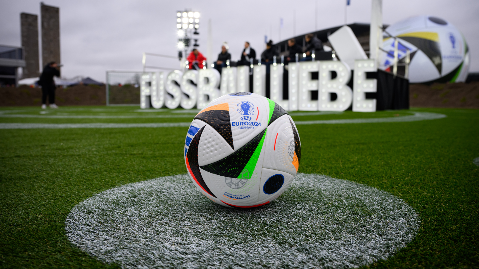 UEFA Avrupa Şampiyonası Biletleri Bugün Satışta!, © dpa