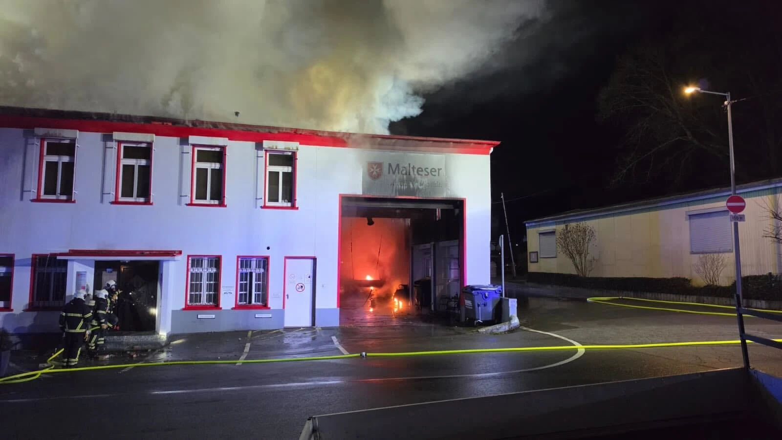 Wuppertal’da Malteser Kurtarma İstasyonu Alevlere Teslim Oldu, © Uncredited/Gianni Gattus/dpa Wuppertal’da Malteser Kurtarma İstasyonu Alevlere Teslim Oldu, © Uncredited/Gianni Gattus/dpa