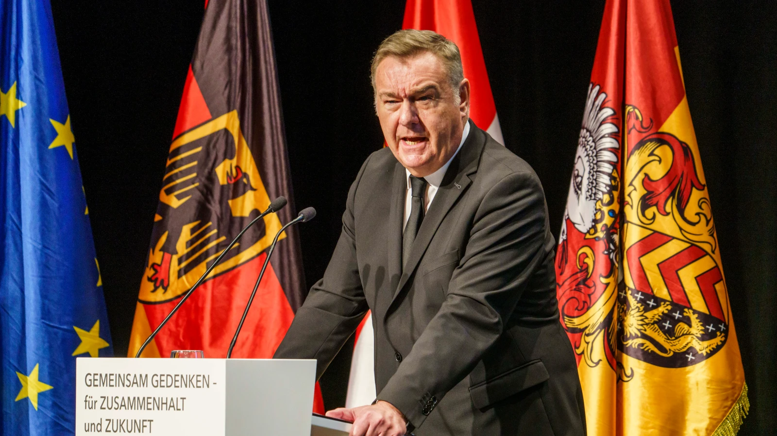 Hanau Belediye Başkanı Claus Kaminsky, 19 Şubat 2020'de yaşanan ırkçı saldırının beşinci yıldönümünde yaptığı konuşmada, kurban yakınlarına destek mesajları verirken, toplumsal dayanışma ve demokrasi vurgusu yaptı., © Andreas Arnold/dpa Hanau Belediye Başkanı Claus Kaminsky, 19 Şubat 2020'de yaşanan ırkçı saldırının beşinci yıldönümünde yaptığı konuşmada, kurban yakınlarına destek mesajları verirken, toplumsal dayanışma ve demokrasi vurgusu yaptı., © Andreas Arnold/dpa