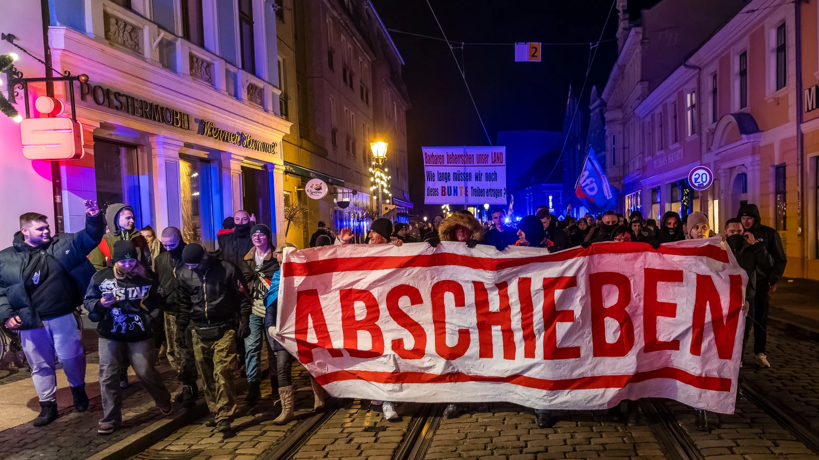 Almanya'da aşırı sağcı gösterilerim sayısı iki katına çıktı, © Foto: Frank Hammerschmidt/dpa Almanya'da aşırı sağcı gösterilerim sayısı iki katına çıktı, © Foto: Frank Hammerschmidt/dpa