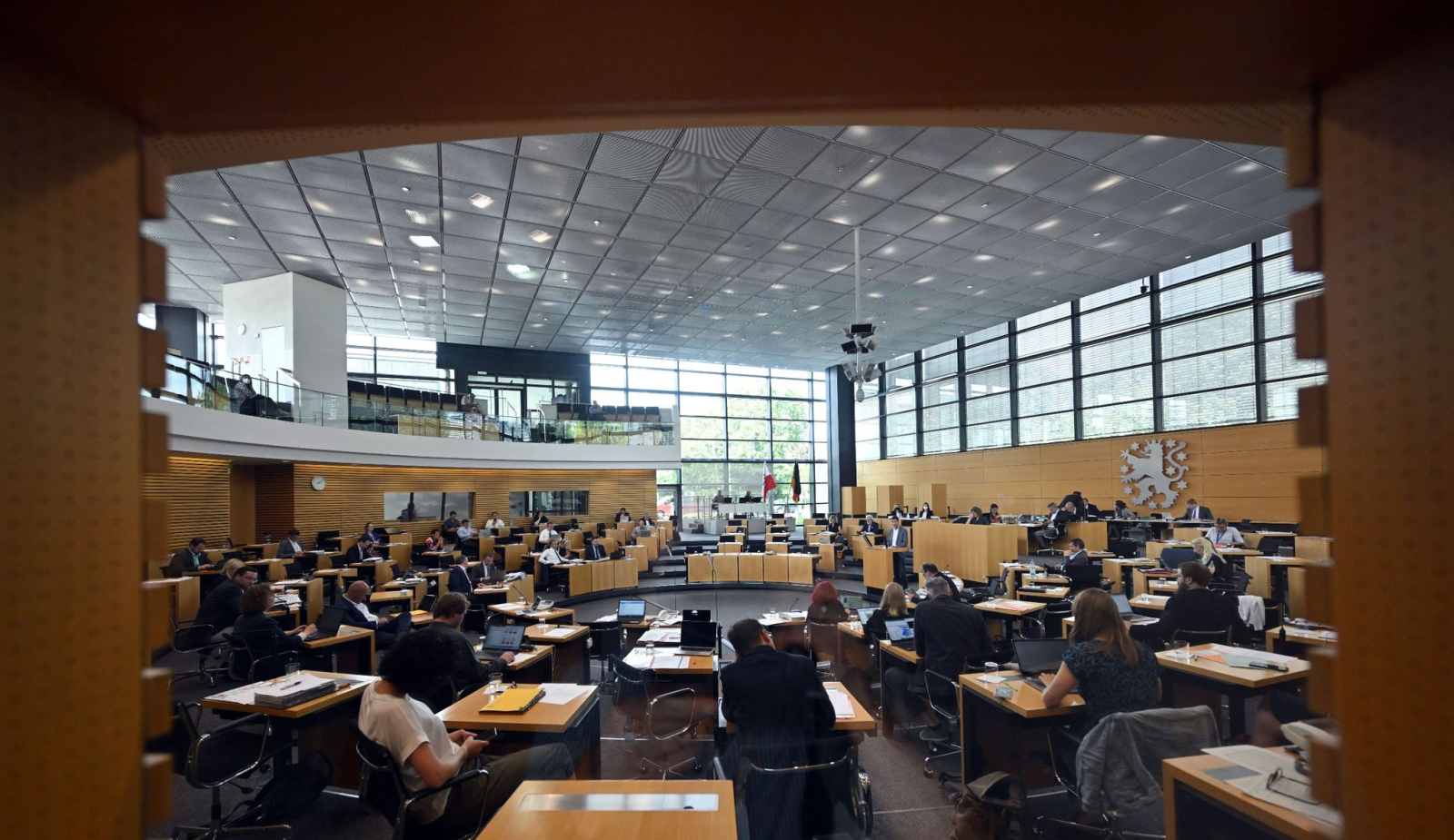 Abgeordnete sitzen im Plenarsaal des Thüringer Landtags.